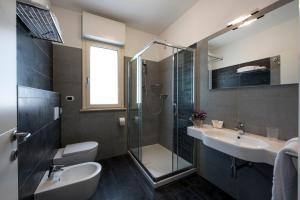 A bathroom at Il Giardino Sul Mare