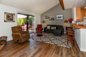 ein Wohnzimmer mit Sofa und Tisch in der Unterkunft Cienega getaway #1952 in Big Bear Lake