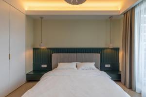 En eller flere senge i et værelse på Lake Sunsets at Verona Residence Mamaia