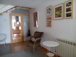 een woonkamer met een stoel en een tafel bij casa albergue picota in Mazaricos