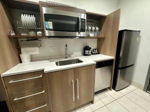Kuchyň nebo kuchyňský kout v ubytování Home2 Suites By Hilton Amarillo East