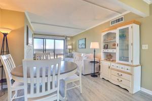 un comedor con mesa y sillas y una habitación en DL301 - Dune Lantern 301, en Nags Head 22 fotos más
