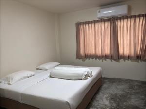 A bed or beds in a room at Lithai Guesthouse