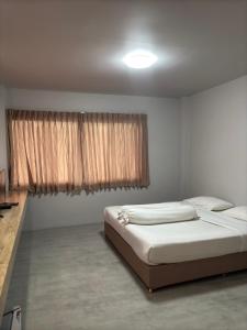 A bed or beds in a room at Lithai Guesthouse