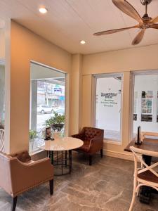 A seating area at Lithai Guesthouse