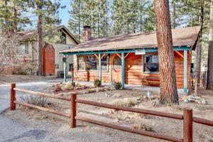 ビッグ・ベアー・レイクにあるKozy cabin #2386の木造小屋
