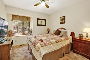 ein Schlafzimmer mit einem Bett, einer Kommode und einem Fenster in der Unterkunft Rutter Family Retreat #2482 in Sugarloaf