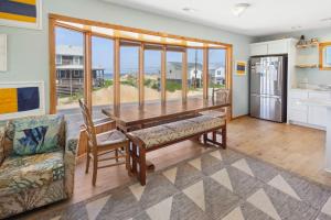 une salle à manger avec une table et un canapé dans l'établissement 4080 - Betcha Like It, à Kitty Hawk 37 autres photos