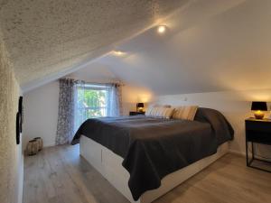a bedroom with a large bed and a window at Mien lüttes Glück -Fewo Backboord in Zempin