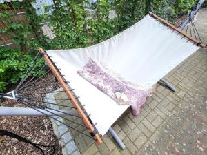 an umbrella sitting on a chair on a sidewalk at Mien lüttes Glück -Fewo Backboord in Zempin