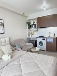 Kuchyň nebo kuchyňský kout v ubytování The Cozy Clouds Staycation + 8 fotografií