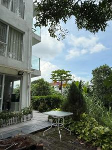 a picnic table in front of a building at City Oasis Guesthouse in Hong Kong +97 photos