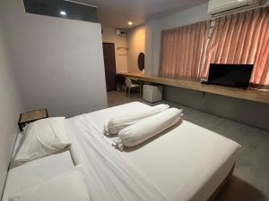 A bed or beds in a room at Lithai Guesthouse