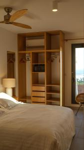 une chambre avec un grand lit et une fenêtre dans l'établissement La Palmeraie sur l'Océan, à La Saline les Bains 39 autres photos