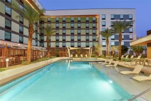 Home2 Suites by Hilton Las Vegas Convention Center - No Resort Fee内部或周边的泳池