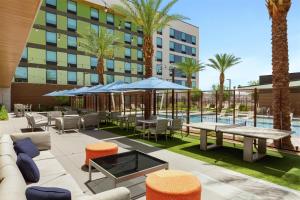 Home2 Suites by Hilton Las Vegas Convention Center - No Resort Fee内部或周边的泳池