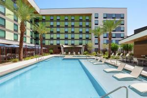 Home2 Suites by Hilton Las Vegas Convention Center - No Resort Fee内部或周边的泳池