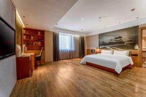 A bed or beds in a room at 潍坊临朐万信至格酒店
