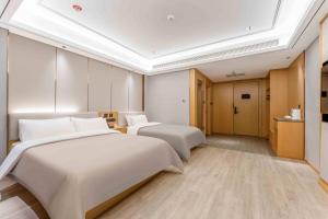 A bed or beds in a room at 潍坊临朐万信至格酒店