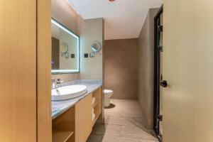 A bathroom at 潍坊临朐万信至格酒店
