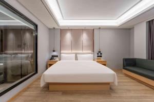 A bed or beds in a room at 潍坊临朐万信至格酒店