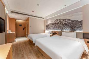 A bed or beds in a room at 潍坊临朐万信至格酒店