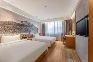 A bed or beds in a room at 潍坊临朐万信至格酒店