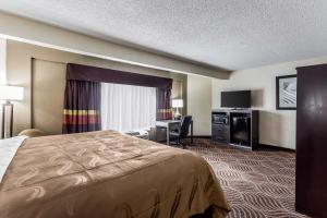 a hotel room with a bed and a desk at Quality Inn & Suites Salisbury South in Salisbury +46 photos
