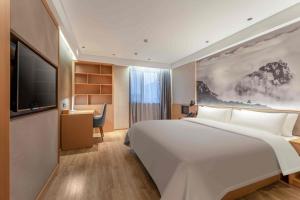 A bed or beds in a room at 潍坊临朐万信至格酒店