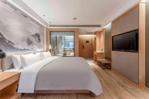 A bed or beds in a room at 潍坊临朐万信至格酒店
