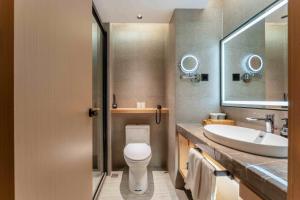 A bathroom at 潍坊临朐万信至格酒店