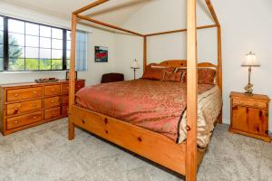 ein Schlafzimmer mit einem Himmelbett und einer Kommode in der Unterkunft Cienega getaway #1952 in Big Bear Lake + 20 Fotos