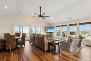 un salon avec un ventilateur de plafond et une salle à manger dans l'établissement 4052 - Endless Summer, à Kitty Hawk Beach