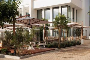 Hotel Preko Ugljan Island, Curio Collection By Hilton外面的花园