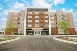 比福德Homewood Suites By Hilton Buford Mall Of Ga的 ⁇ 染蜂蜜木套房建筑前部