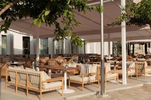 Hotel Preko Ugljan Island, Curio Collection By Hilton餐厅或其他用餐的地方