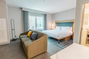 比福德Homewood Suites By Hilton Buford Mall Of Ga的配有床和沙发的酒店房间 更多16张照片