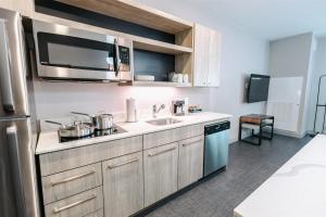 Homewood Suites By Hilton Buford Mall Of Ga的厨房或小厨房