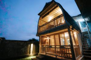 a small house with a balcony at night at Vila Buruan in Mantaak