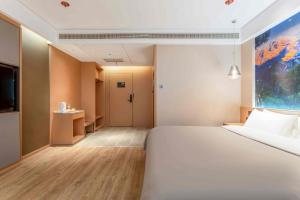 A bed or beds in a room at 潍坊临朐万信至格酒店