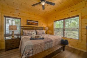 Giường trong phòng chung tại Sleeps 12 - Cozy 4BR Cabin with Hot Tub, Game Room, Fire Pit & Close to Dollywood