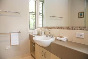 un baño con lavabo y espejo en Valley Vista, en Bright 37 fotos más