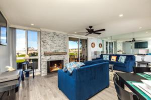 un soggiorno con mobili blu e camino di Oceanside Beach Condos a Oceanside