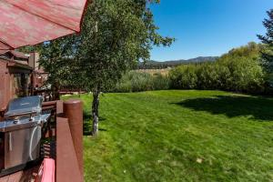 einen Blick auf den Hof vom Balkon eines Hauses in der Unterkunft Cienega getaway #1952 in Big Bear Lake