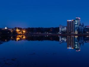 un profilo della città di notte con un grande corpo d'acqua di APA Hotel Keisei Ueno Ekimae a Tokyo