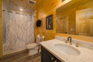 Phòng tắm tại Sleeps 12 - Cozy 4BR Cabin with Hot Tub, Game Room, Fire Pit & Close to Dollywood +51 ảnh