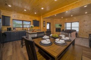 Nhà bếp/bếp nhỏ tại Sleeps 12 - Cozy 4BR Cabin with Hot Tub, Game Room, Fire Pit & Close to Dollywood