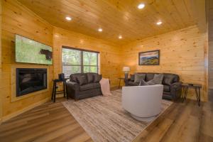 Khu vực ghế ngồi tại Sleeps 12 - Cozy 4BR Cabin with Hot Tub, Game Room, Fire Pit & Close to Dollywood