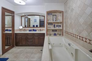 Koupelna v ubytování Sonoran Sky + 21 fotografií