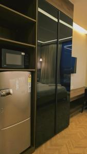 グルガオンにあるThe LuxeLayのベッドルーム1室付きの客室で、冷蔵庫が備わります。